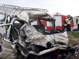 Minibüs otomobille çarpıştı: 1 ölü, 14 yaralı 