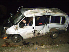 Minibüs otomobille çarpıştı: 11 yaralı