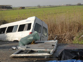 Minibüs ve kamyonet çarpıştı: 17 yaralı 