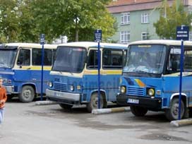 Minibüsten inerken düştü: Bebeği öldü