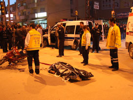 Motosiklet dolmuşun altına girdi: 1 Ölü