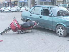 Motosiklet otomobile çarptı: 1 ölü
