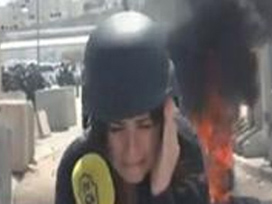 Muhabirin yanında bomba patladı! VİDEO 