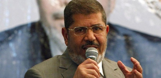 Mursi, Başsavcı'nın icraatlarını durdurma kararı aldı 