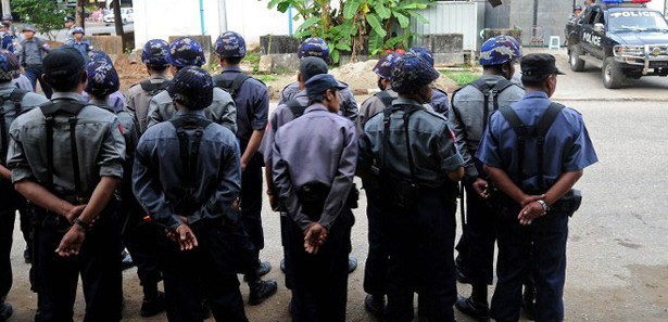 Myanmar polisi beyaz fosforla saldırdı 