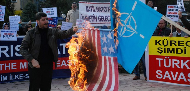 NATO ve Amerika bayrakları ateşe verildi
