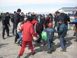 Newruz'da, polisle çocuklar top oynadı 