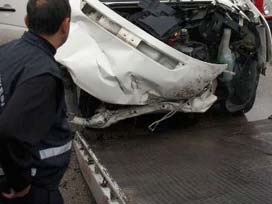 Öğrenci servisi kamyona çarptı: 10 yaralı