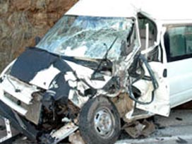 Öğretmenleri taşıyan araç kaza yaptı: 16 yaralı 