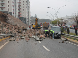 Orduevinin istinat duvarı çöktü 