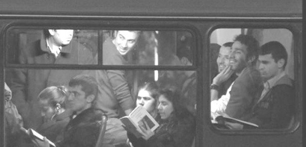 Otobüste toplu kitap okuma eylemi 