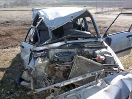 Otomobil TIR'a çarptı: Çift öldü çocukları yaralı 