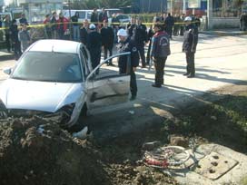 Otomobil, bisikletteki iki kardeşi ezdi
