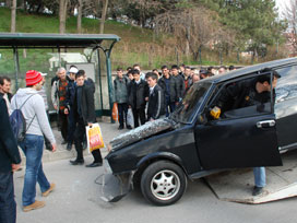 Otomobil, otobüs durağına daldı: 4 yaralı 