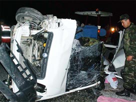 Otomobil otobüsle çarpıştı: 2 kişi yanarak öldü