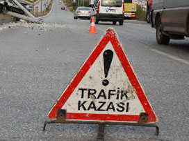 Otomobil, yol temizleme aracına çarptı: 3 yaralı 