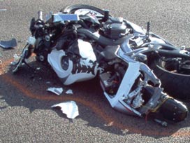 Otomobilin çarptığı motorsikletli öldü 