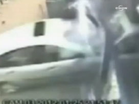 Otomobiliyle bovling salonuna daldı - Video