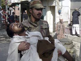 Pakistan'da polise saldırı: 3 ölü 