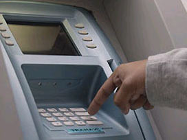 Para çekerken ATM'de mahsur kaldı