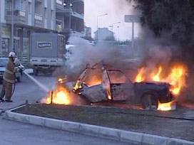 Park halindeki araçta yanarak can verdi! Park halindeki araçta yanarak can verdi!