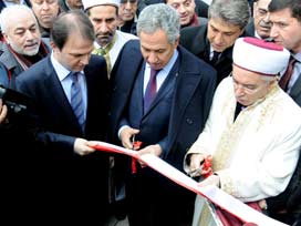 Pertevniyel Valide Sultan Camii açıldı / 