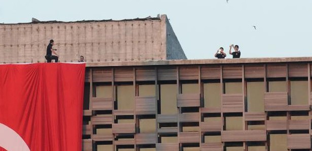 Polis AKM'nin çatısında hatıra fotoğrafı çektirdi 