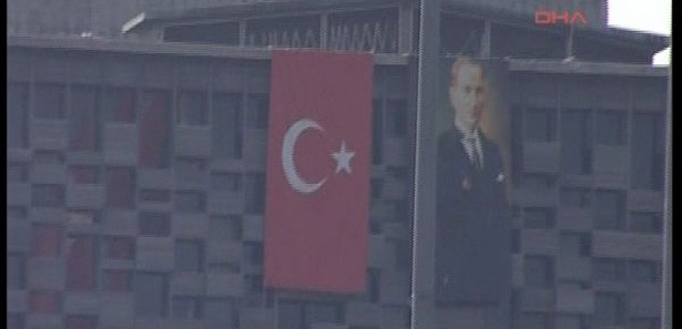 Polis AKM ve Atatürk Anıtı'na Türk bayrağı astı 
