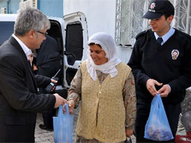 Polis kapı kapı dolaşıp et dağıttı 