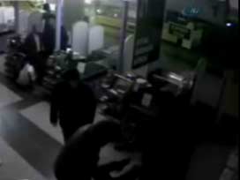 Polis vatandaşı evire çevire dövdü / VİDEO 