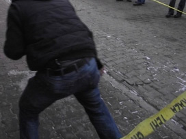 Polise atacağı bomba elinde patladı öldü!