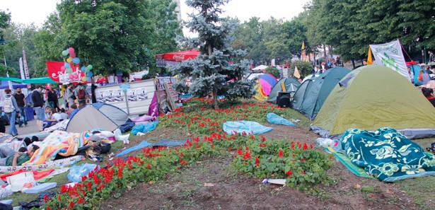 Polisin yakmadığı Gezi çadırlarını bakın kim yakmış 