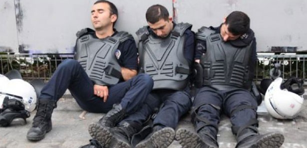 Polisler artık kaldırım yerine çadırda yatacak