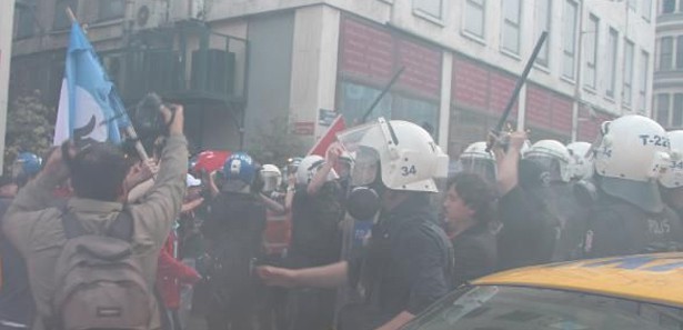 Polisten İstiklal'de gazlı müdahale