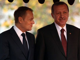 Polonya Başbakanı resmi törenle karşılandı