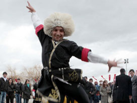 Rektör öğrencilerle halay çekerek nevruz kutladı 