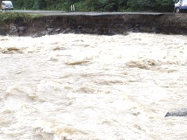 Rize'de dere taştı köy yolu kapandı 