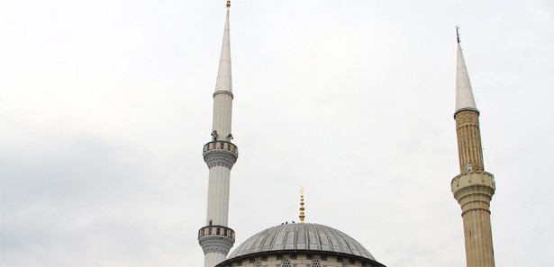 Rize'de görenleri şaşırtan cami! 