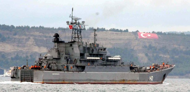 Rus savaş gemisi Çanakkale Boğazı'ndan geçti 