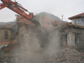 Şanlıurfa'da ev yıkımında kargaşa 