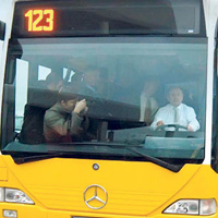 Sarı otobüsler İstanbul yollarında 