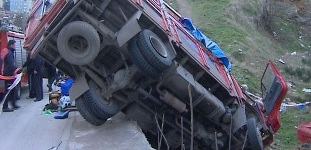 Sebze kamyonu yoldan çıktı: 1'i ağır, 4 yaralı