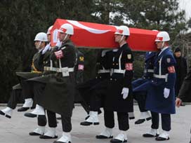 Şehit annesi cenazenin arkasından koştu 