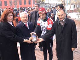 Şehitler için gelen sporcular, alkışlarla uğurlandı