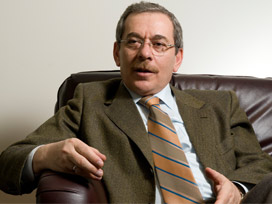 Şener: İstifanın eşiğine gelen bakana vurguydu