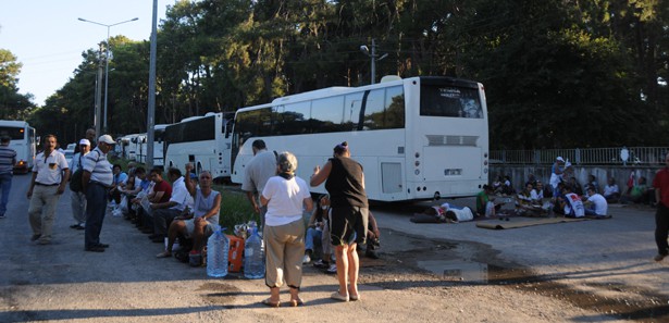 Silivri otobüsleri saatlerdir bekletiliyor
