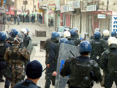 Şırnak'ta izinsiz gösteriye müdahele 