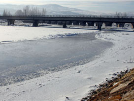 Sivas'ta Kızılırmak Nehri buz tuttu 