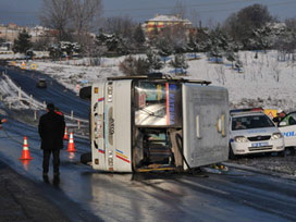 Sivrihisar'da minibüs devrildi: 12 yaralı 