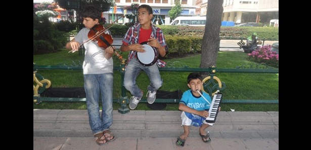 Sokakta çalışan çocuklar konser verdi 